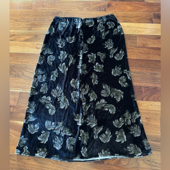 Vince Fallen Leaf Velvet Skirt, Size 10 - Picture 8 of 15